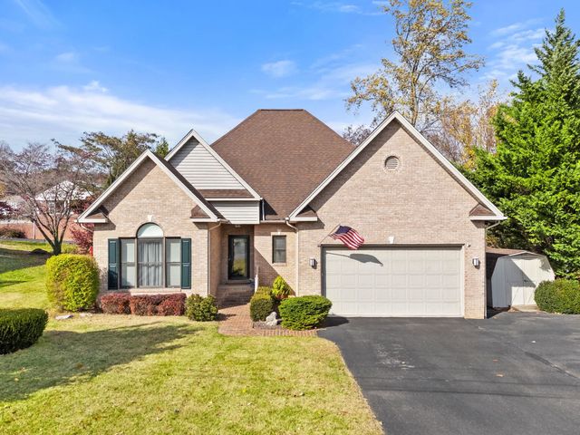 204 ROSE HILL CIR, Staunton, VA 24401