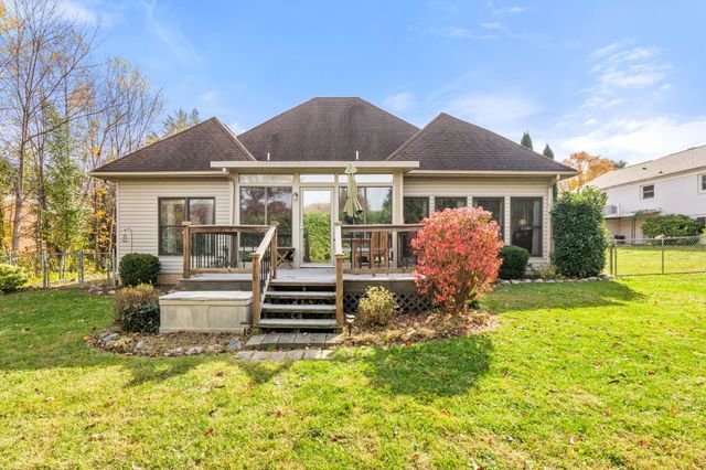 204 ROSE HILL CIR, Staunton, VA 24401