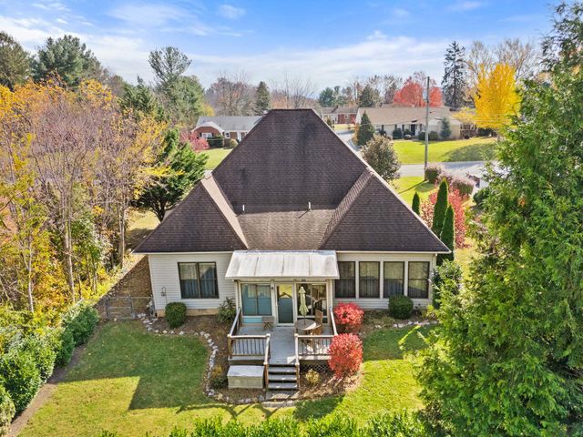 204 ROSE HILL CIR, Staunton, VA 24401