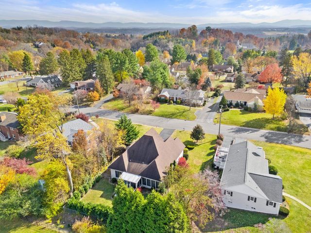 204 ROSE HILL CIR, Staunton, VA 24401