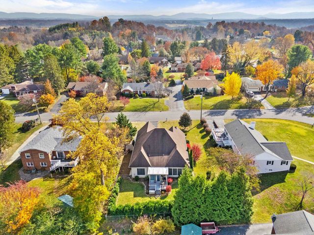 204 ROSE HILL CIR, Staunton, VA 24401