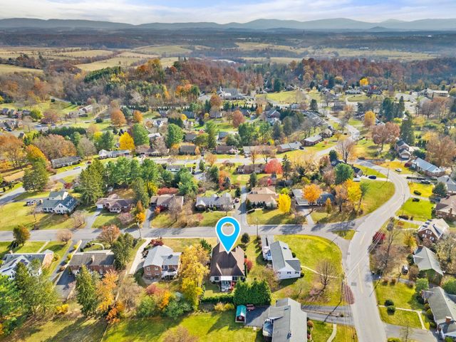 204 ROSE HILL CIR, Staunton, VA 24401