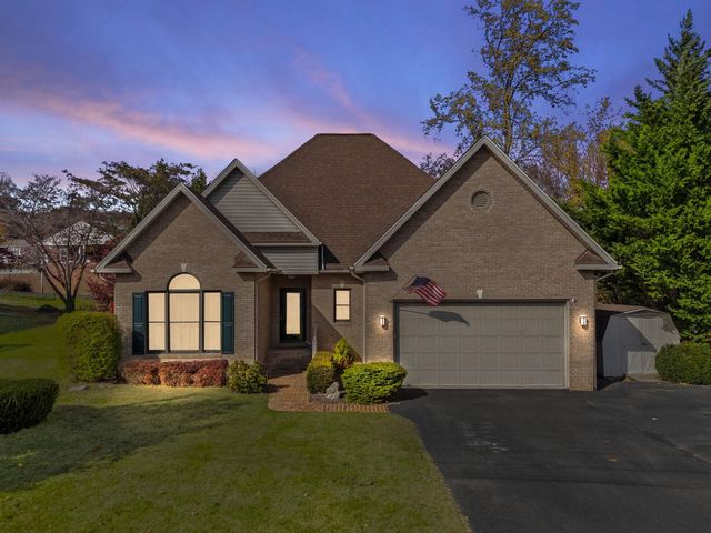 204 ROSE HILL CIR, Staunton, VA 24401