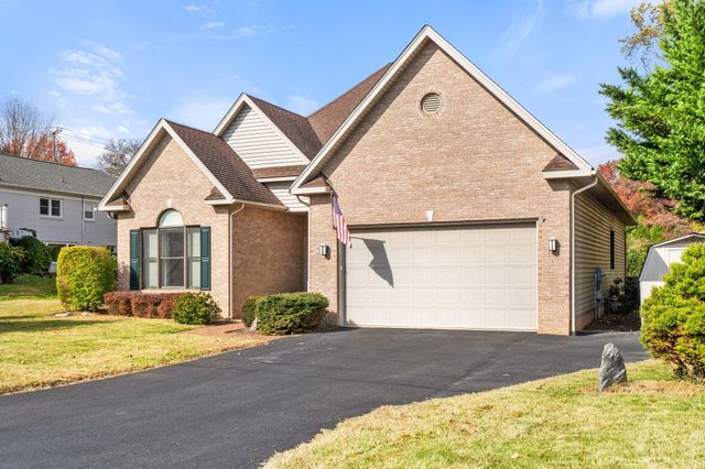 204 ROSE HILL CIR, Staunton, VA 24401