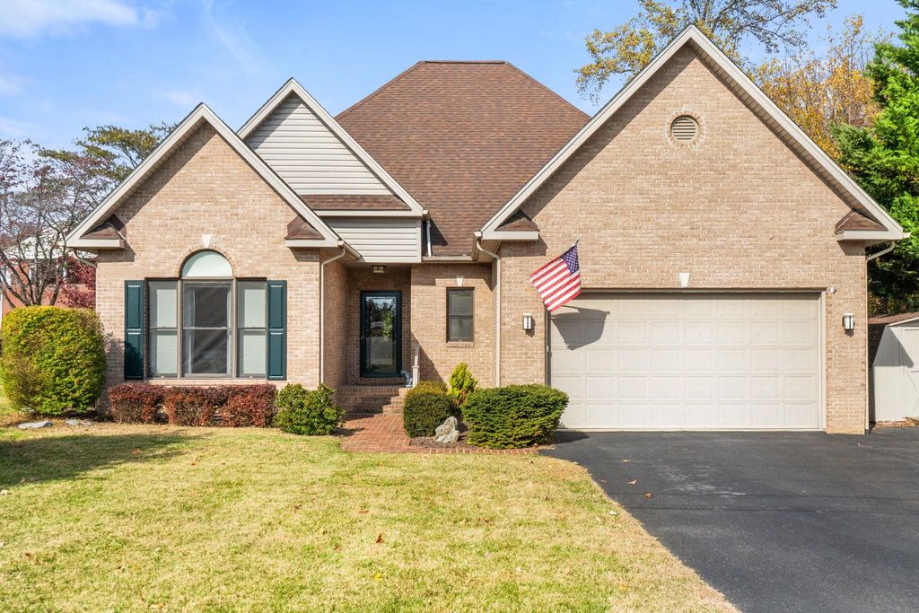 204 ROSE HILL CIR, Staunton, VA 24401