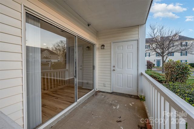 1182 Plaza Walk Drive, Charlotte, NC 28215