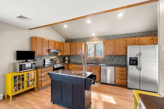 4 Dorianna Cir, Shrewsbury, MA 01545