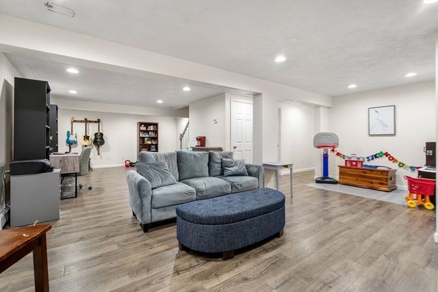 4 Dorianna Cir, Shrewsbury, MA 01545