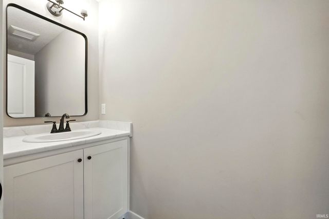 4792 Falcon Parkway, New Haven, IN 46774