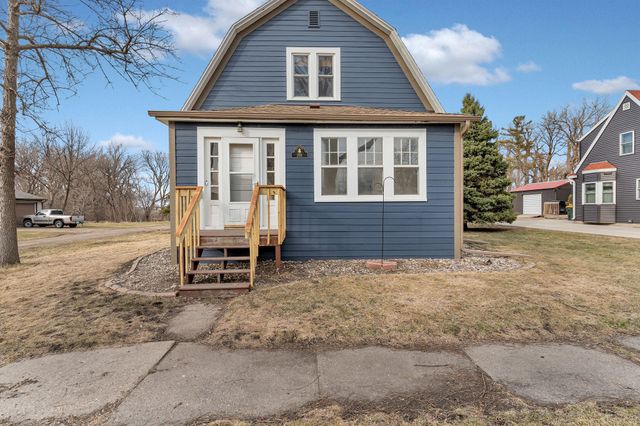 201 Dakota Avenue NE, Pennock, MN 56279