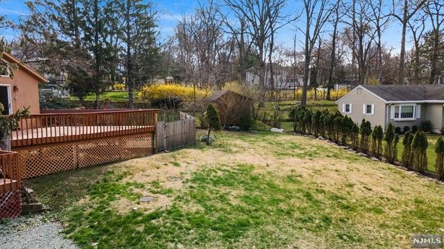 17 Hickory Drive, Oakland, NJ 07436