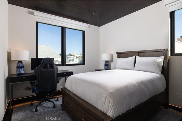 218 E Oceanfront, Newport Beach, CA 92661