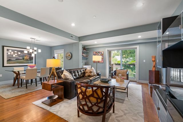 321 Hammond Pond Parkway 201, Brookline, MA 02467