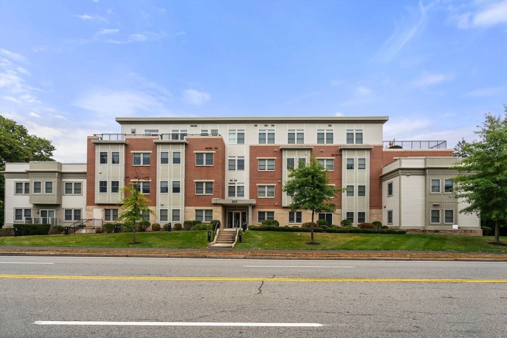 321 Hammond Pond Parkway 201, Brookline, MA 02467