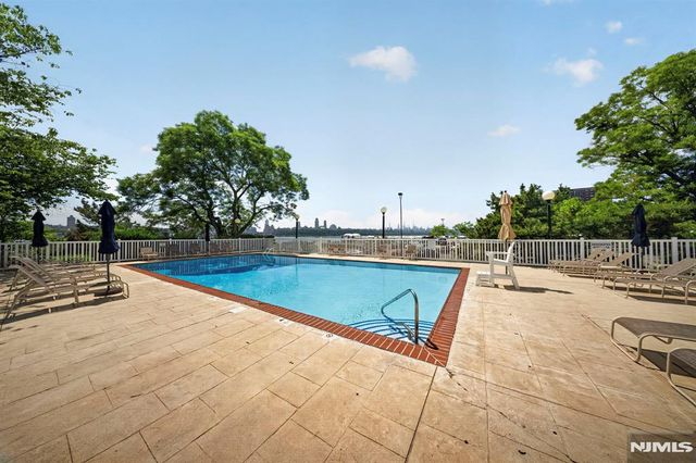 1033 River Road CS03, Edgewater, NJ 07020