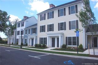 1 Birch Drive 32, Stamford, CT 06902