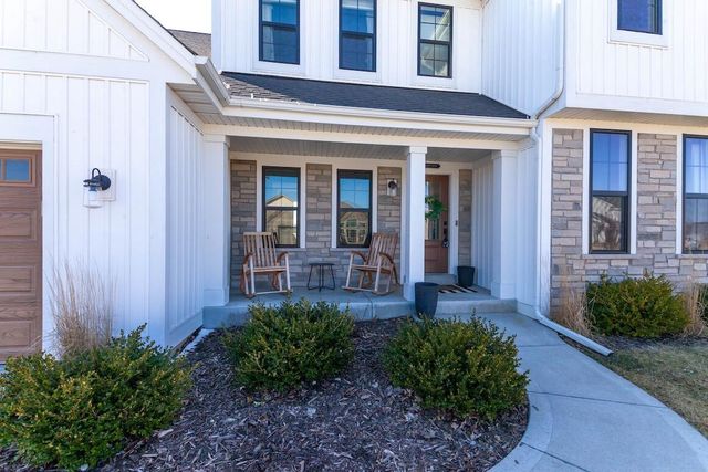 1331 Bluestem TRAIL, Oconomowoc, WI 53066