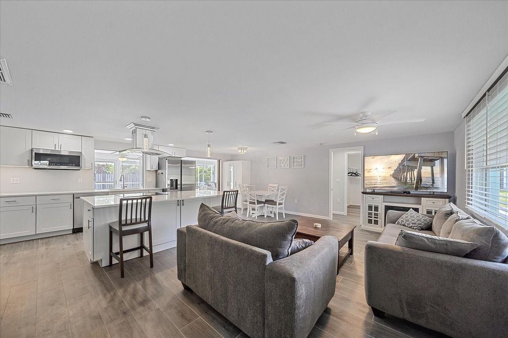 Image 15 of property listing at 5032 LINDA STREET, Venice, FL 34293