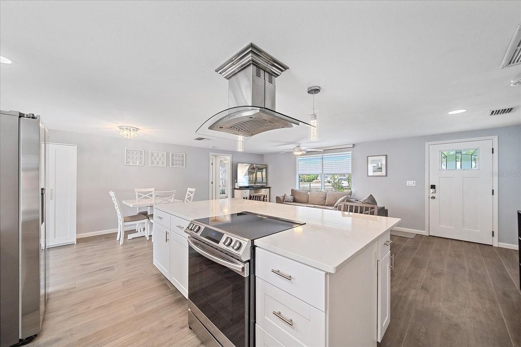 Image 9 of property listing at 5032 LINDA STREET, Venice, FL 34293