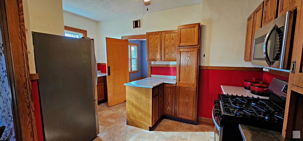 Image 5 of property listing at 511 S Bloomington Street, Streator, IL 61364
