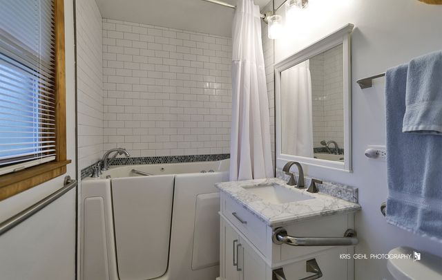 20W371 Diversey Avenue, Addison, IL 60101