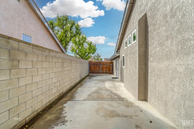 700 Los Mochis Drive, Bakersfield, CA 93314