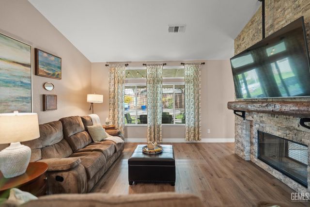 700 Los Mochis Drive, Bakersfield, CA 93314