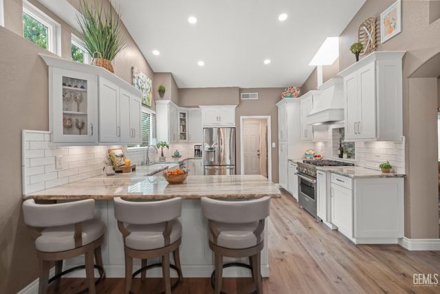 700 Los Mochis Drive, Bakersfield, CA 93314