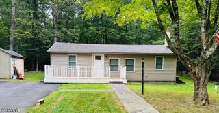 17 Eastbrook Ln, Hampton Twp., NJ 07860