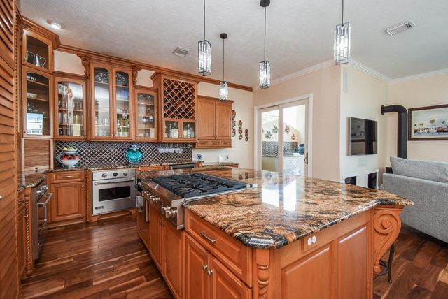 313 Harborside Circle, Kemah, TX 77565