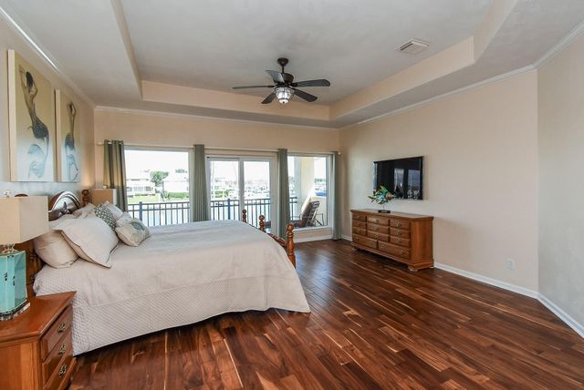 313 Harborside Circle, Kemah, TX 77565