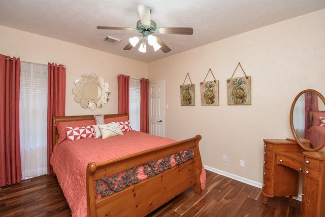 313 Harborside Circle, Kemah, TX 77565