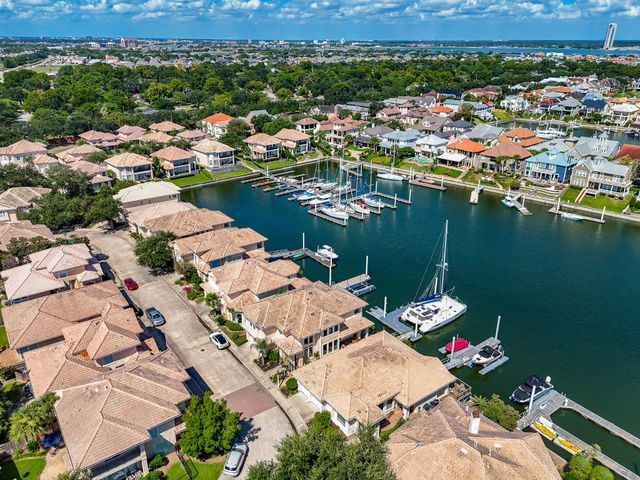 313 Harborside Circle, Kemah, TX 77565
