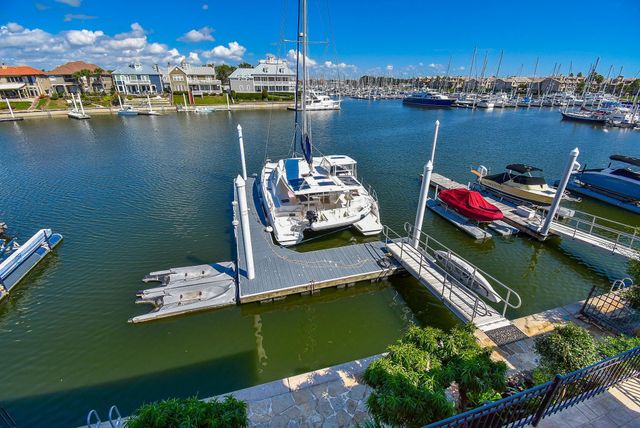 313 Harborside Circle, Kemah, TX 77565