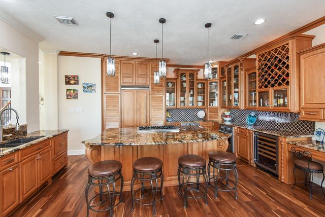 313 Harborside Circle, Kemah, TX 77565