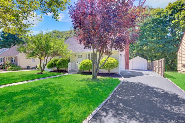 11 Parkwood Road, Westbury, NY 11590