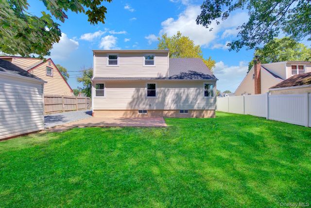 11 Parkwood Road, Westbury, NY 11590