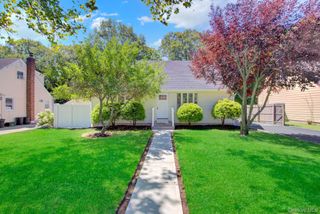 11 Parkwood Road, Westbury, NY 11590