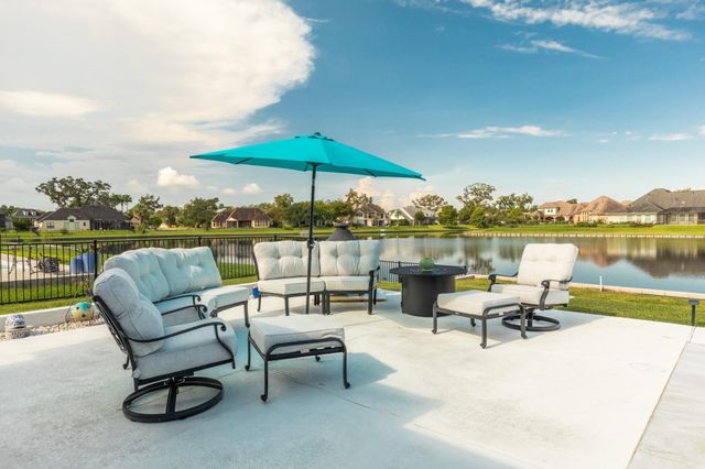 217 Arrowhead Drive, Lake Jackson, TX 77566