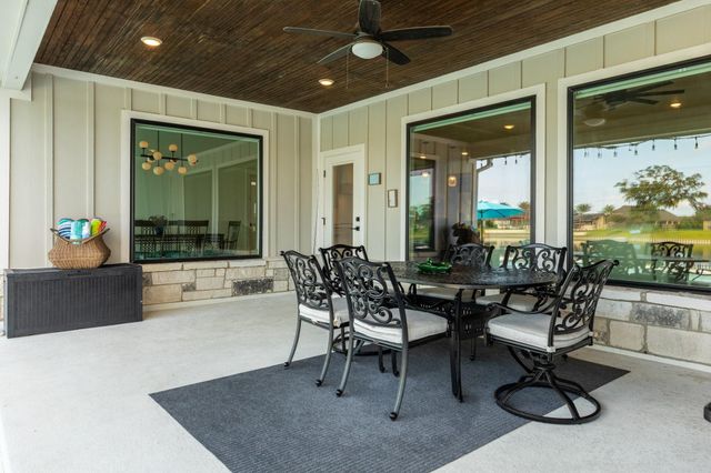 217 Arrowhead Drive, Lake Jackson, TX 77566