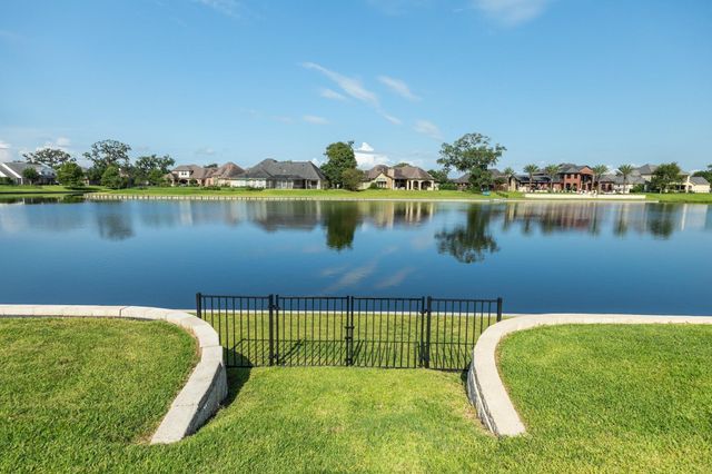 217 Arrowhead Drive, Lake Jackson, TX 77566
