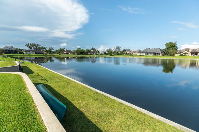 217 Arrowhead Drive, Lake Jackson, TX 77566