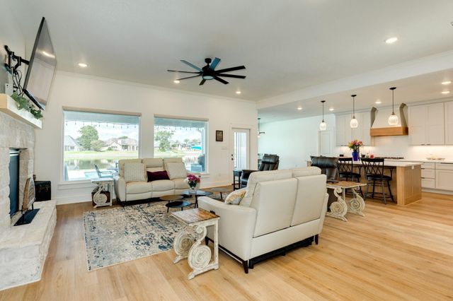 217 Arrowhead Drive, Lake Jackson, TX 77566