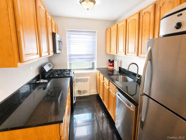 118-60 Metropolitan Avenue C3, Kew Gardens, NY 11415