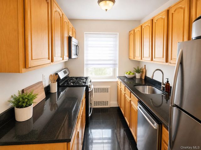 118-60 Metropolitan Avenue C3, Kew Gardens, NY 11415