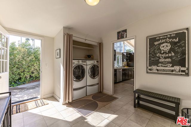 6505 Hatillo Avenue, Woodland Hills, CA 91367