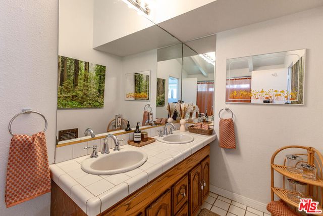 6505 Hatillo Avenue, Woodland Hills, CA 91367