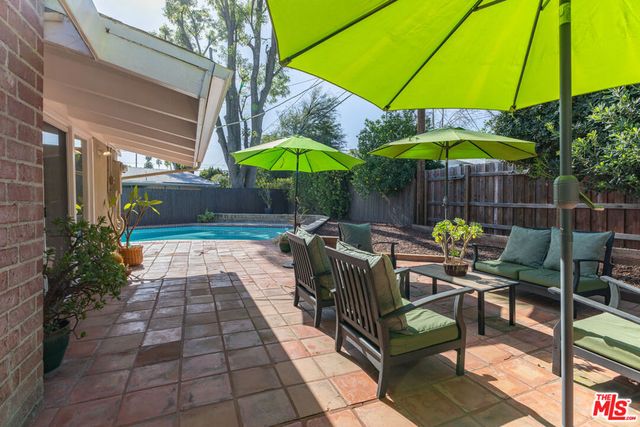 6505 Hatillo Avenue, Woodland Hills, CA 91367