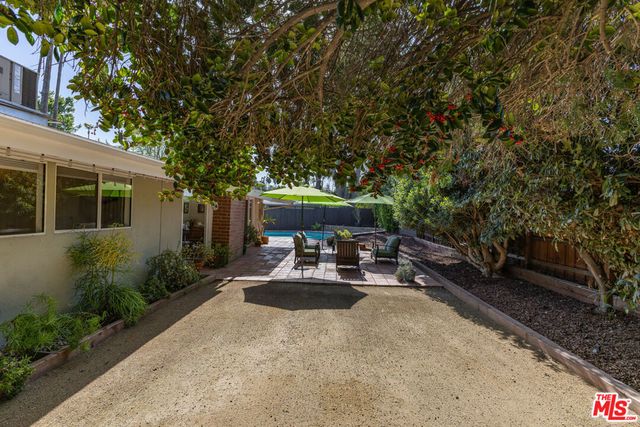 6505 Hatillo Avenue, Woodland Hills, CA 91367