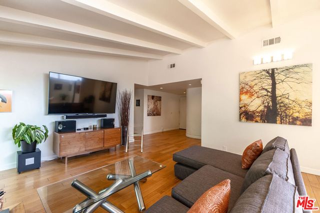 6505 Hatillo Avenue, Woodland Hills, CA 91367